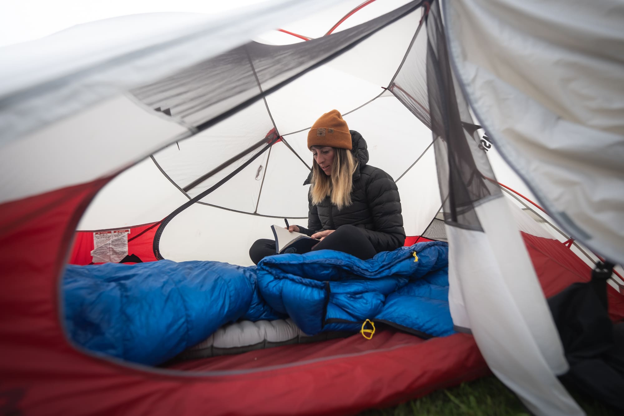 Vue d'un sac de couchage avec des plumes visibles, illustrant la migration de la plume et la nécessité d'un entretien régulier.