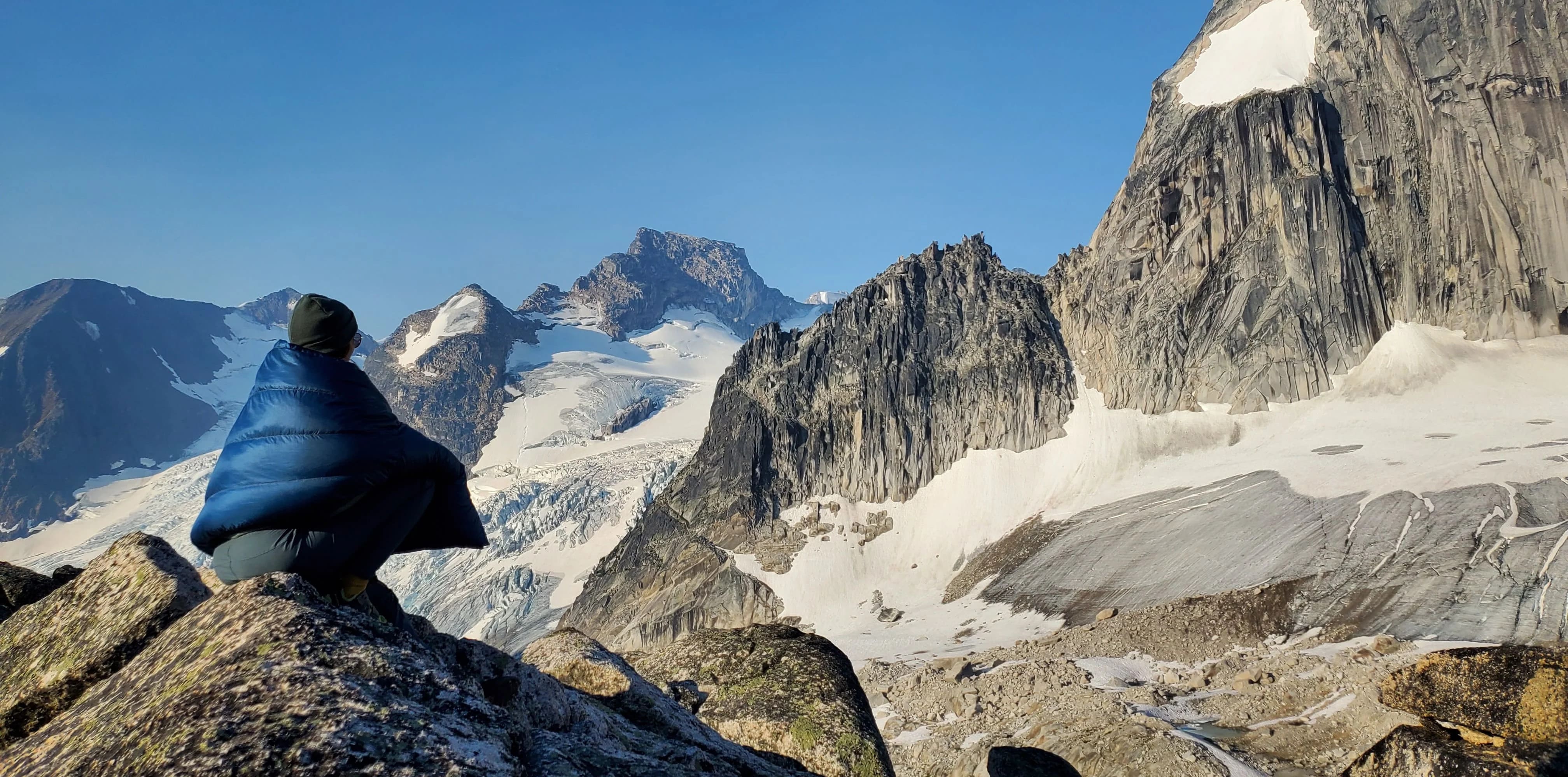 Vue d'un sac de couchage avec des plumes visibles, illustrant la migration de la plume et la nécessité d'un entretien régulier.