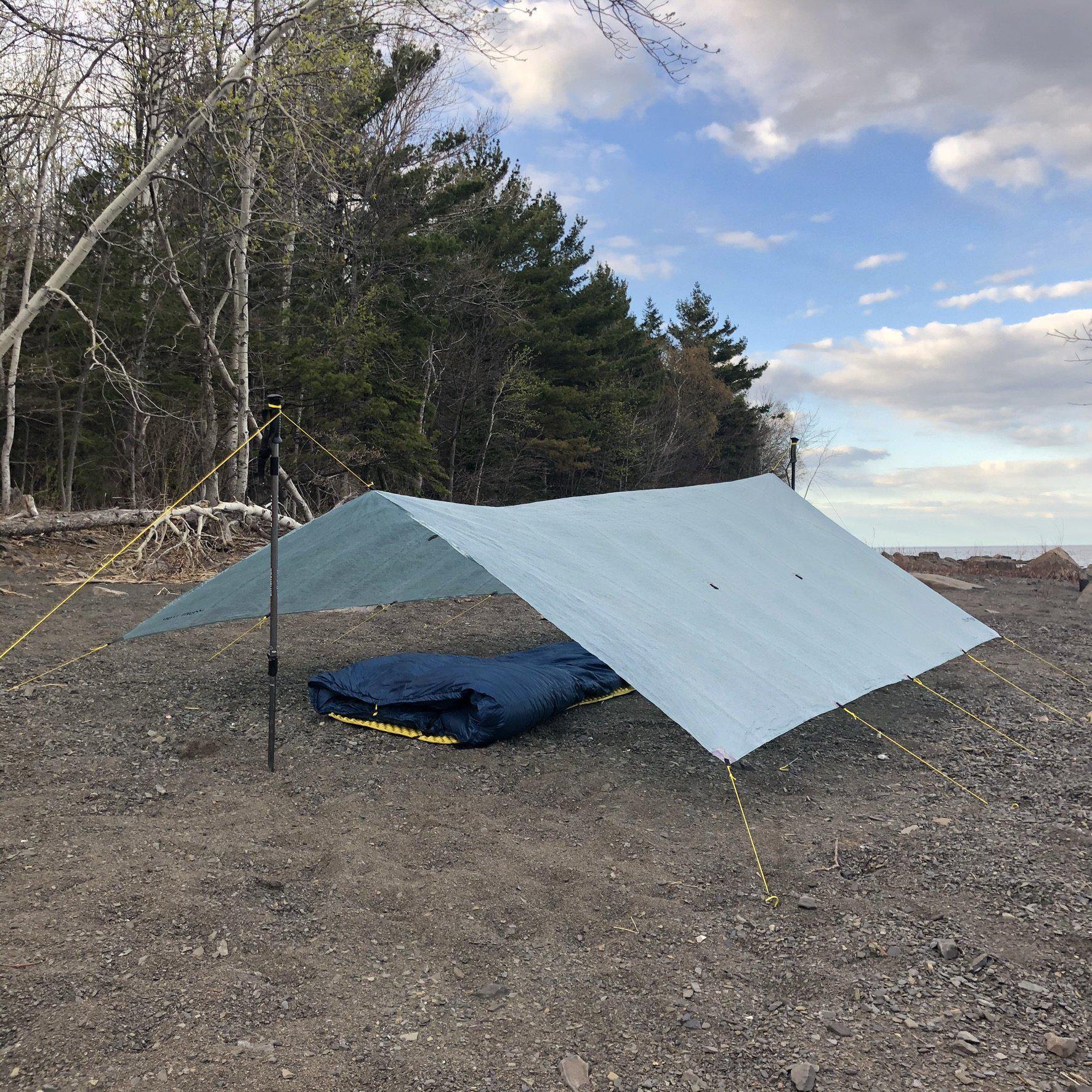 Mount Trail tarp ultraléger dyneema composite fiber (cuben fiber) fabriqué au Québec, Canada pour les longues randonnées comme le pacific crest trail, le sentier international des appalaches, l'appalachian trail.