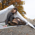 Tapis de sol ultraléger en dyneema composite fabric (cuben fiber) deux personnes avec un randonneur pour randonnée, plein air et camping.