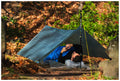 Tarp une place ultralégère en dyneema composite fabric (cuben fiber) pour randonnée, plein air et camping avec sac de couchage ultraléger.